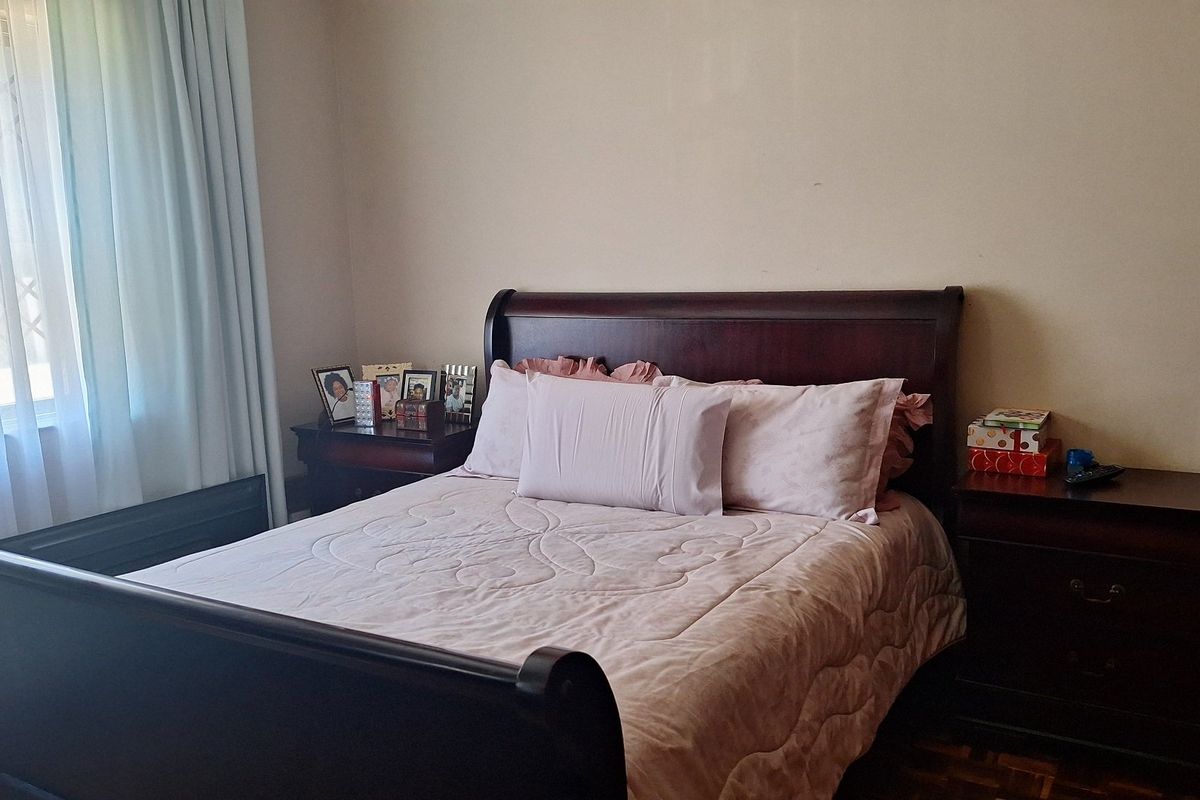 NEAT 2 BEDROOMED FLAT IN SECURE COMPLEX - Photo 3