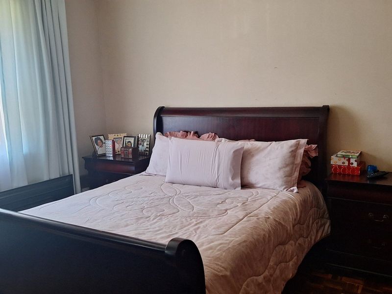 NEAT 2 BEDROOMED FLAT IN SECURE COMPLEX - Photo 3