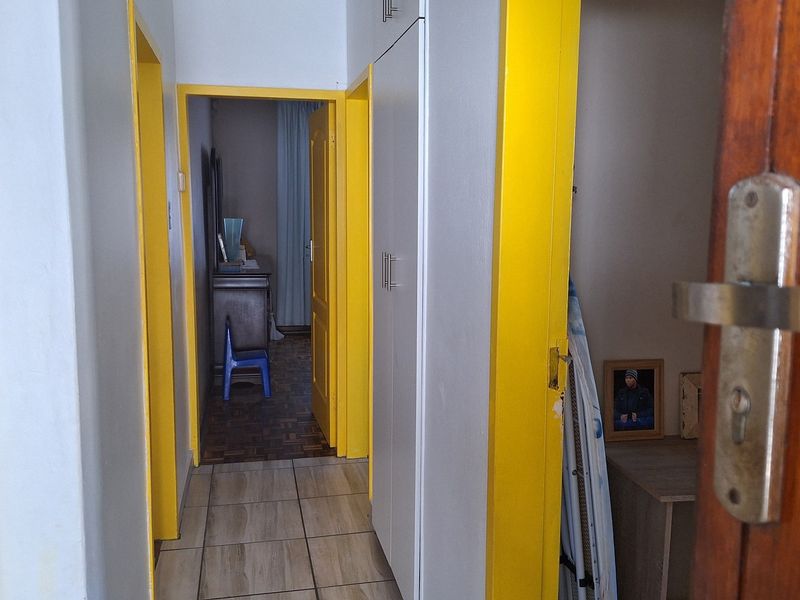 NEAT 2 BEDROOMED FLAT IN SECURE COMPLEX - Photo 8