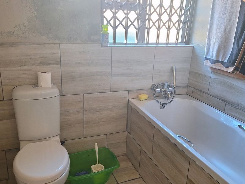 NEAT 2 BEDROOMED FLAT IN SECURE COMPLEX - Photo 6