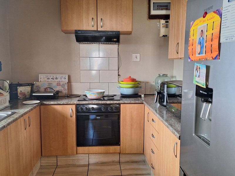 NEAT 2 BEDROOMED FLAT IN SECURE COMPLEX - Photo 7