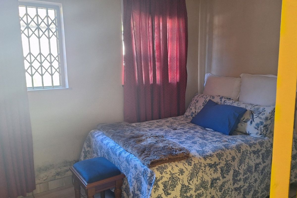 NEAT 2 BEDROOMED FLAT IN SECURE COMPLEX - Photo 5