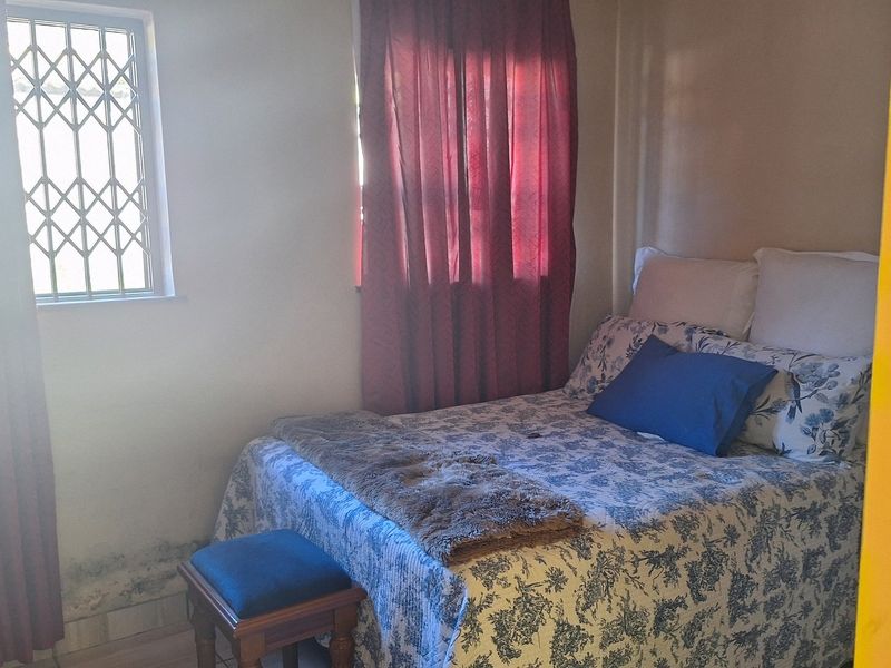 NEAT 2 BEDROOMED FLAT IN SECURE COMPLEX - Photo 5