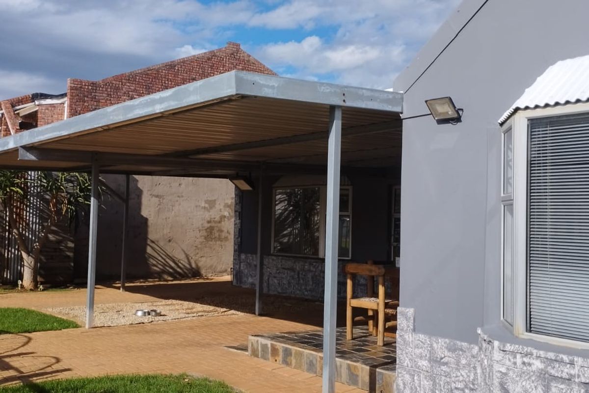 Charming 4-Bed Home in Noorsekloof with Solar Power - Photo 4