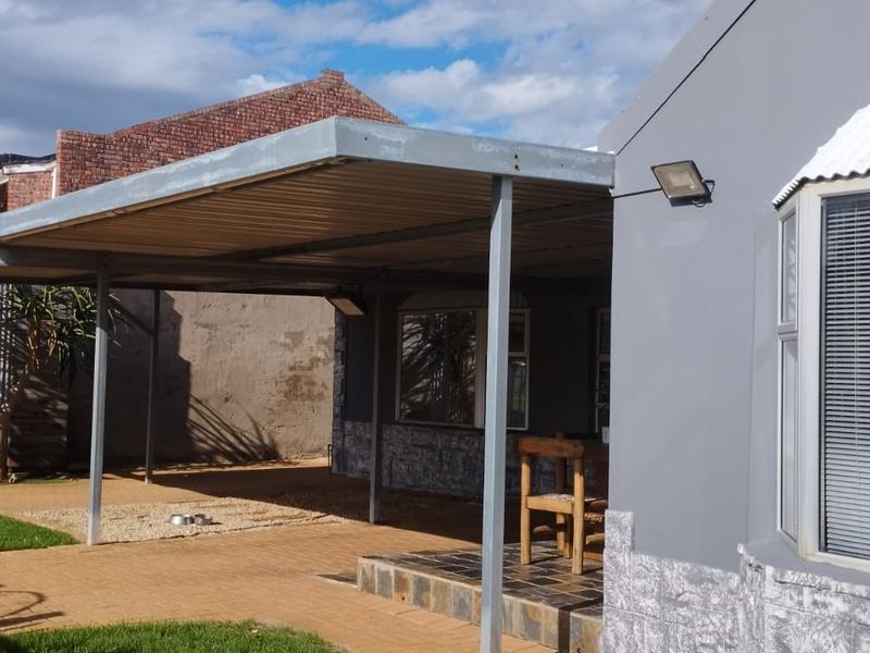 Charming 4-Bed Home in Noorsekloof with Solar Power - Photo 4