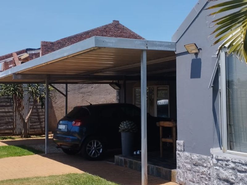 Charming 4-Bed Home in Noorsekloof with Solar Power - Photo 3