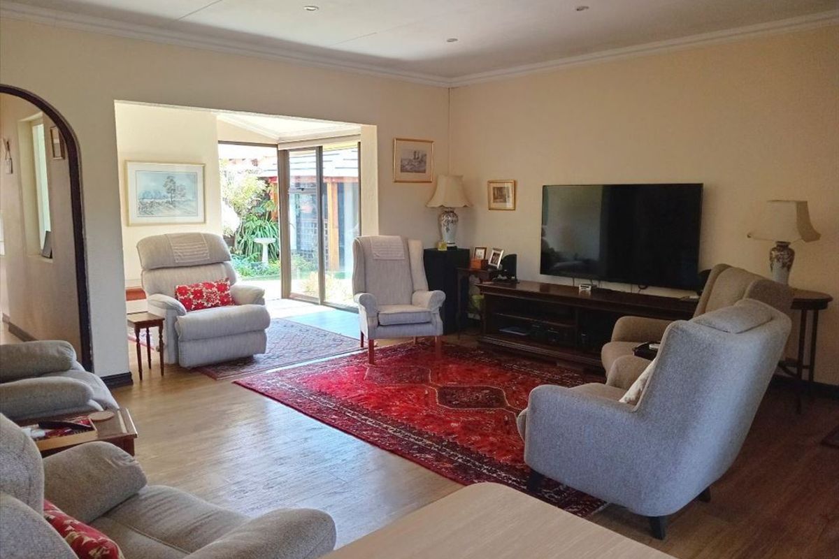 Spacious Family Home with Versatile Living Areas - Photo 2