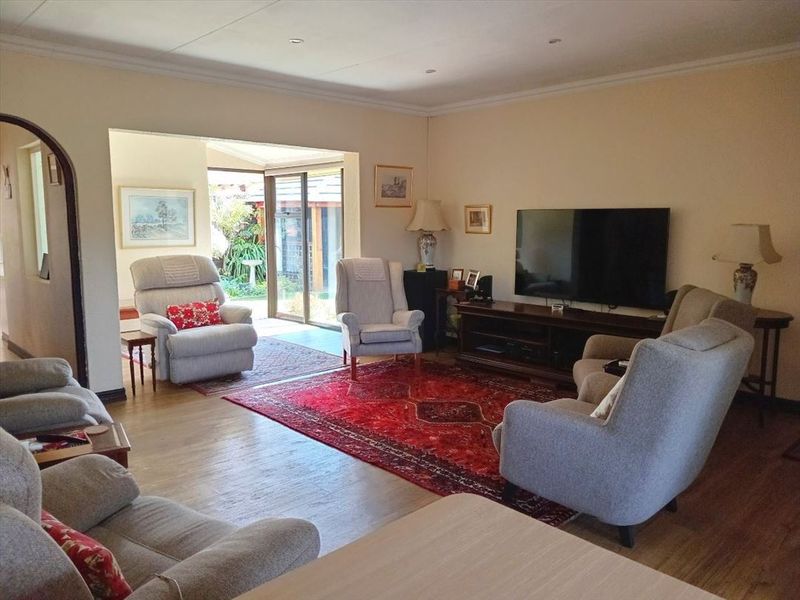 Spacious Family Home with Versatile Living Areas - Photo 2