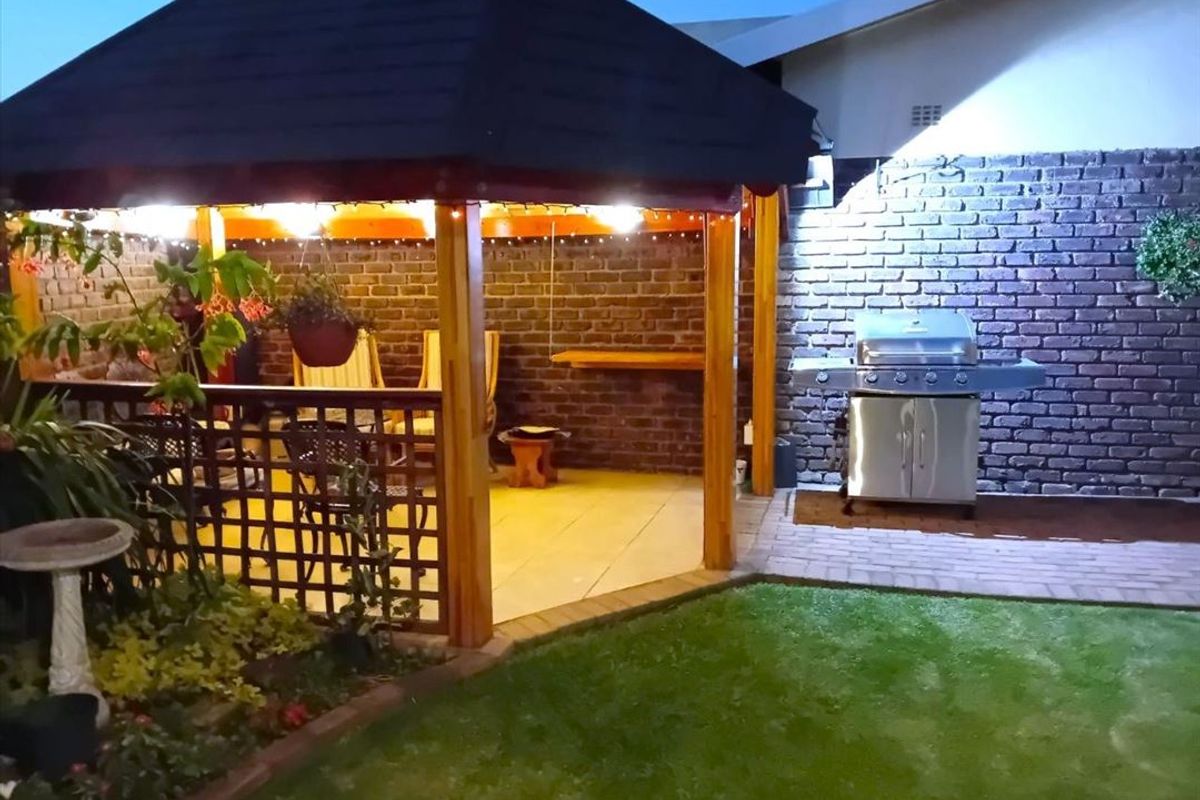 Spacious Family Home with Versatile Living Areas - Photo 3