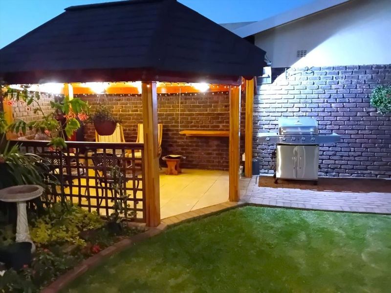 Spacious Family Home with Versatile Living Areas - Photo 3