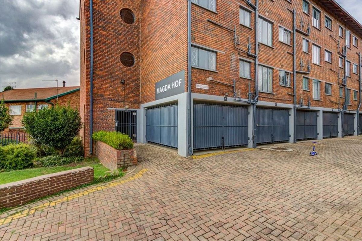 Cozy 2-Bedroom Home with Practical Living Spaces - Photo 3