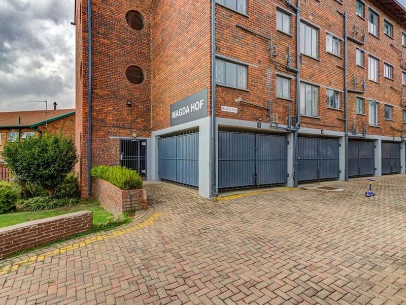 Cozy 2-Bedroom Home with Practical Living Spaces - Photo 3