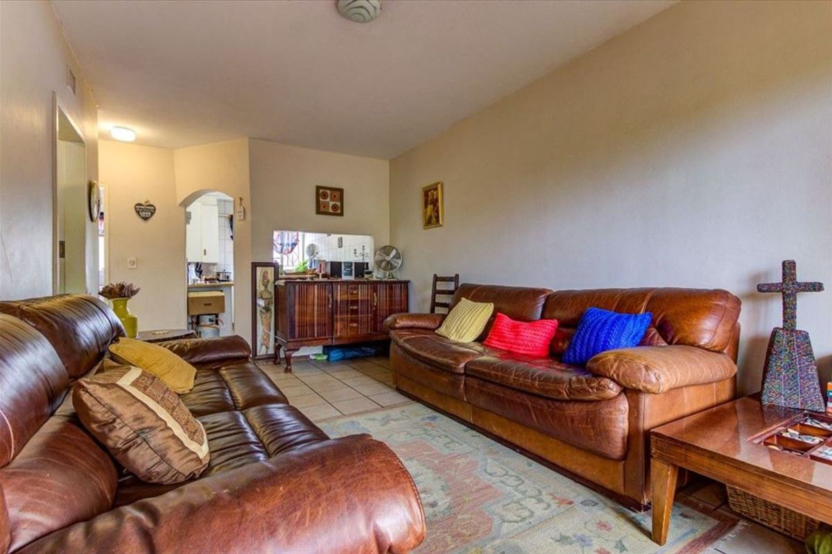 Cozy 2-Bedroom Home with Practical Living Spaces - Photo 2