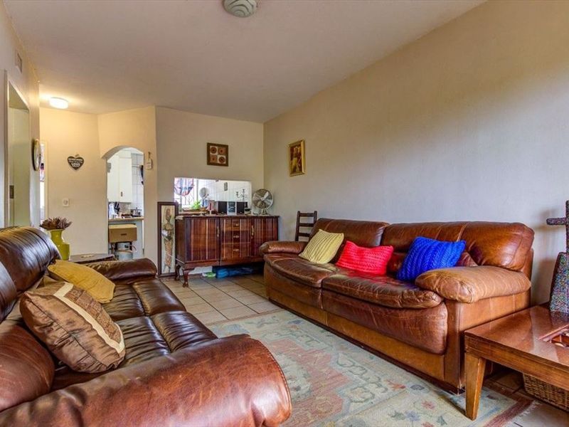 Cozy 2-Bedroom Home with Practical Living Spaces - Photo 2