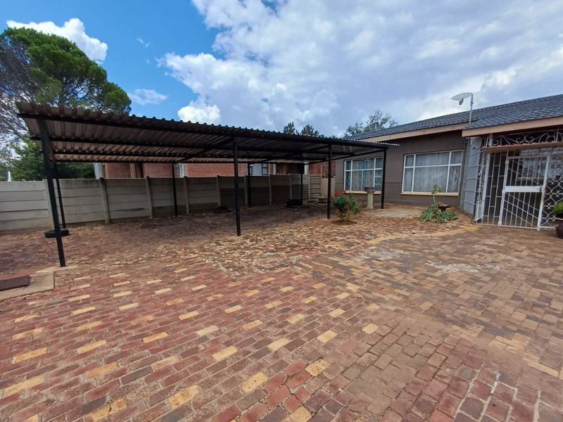 4 Bedroom house with a Flatlet - Photo 2