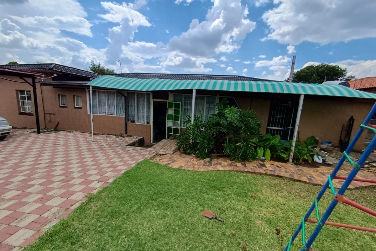 4 Bedroom house with a Flatlet - Photo 4