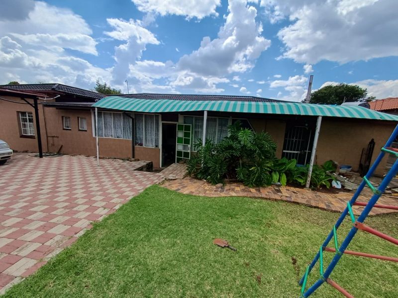 4 Bedroom house with a Flatlet - Photo 4