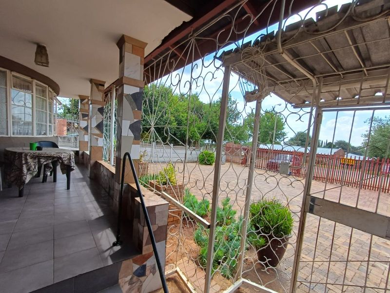 4 Bedroom house with a Flatlet - Photo 10