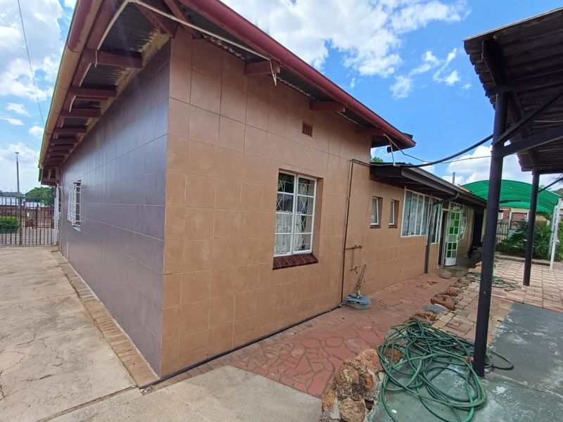 4 Bedroom house with a Flatlet - Photo 9