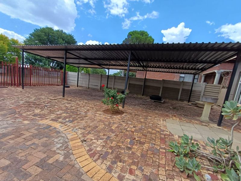 4 Bedroom house with a Flatlet - Photo 8