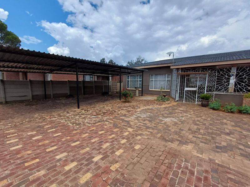 4 Bedroom house with a Flatlet - Photo 7