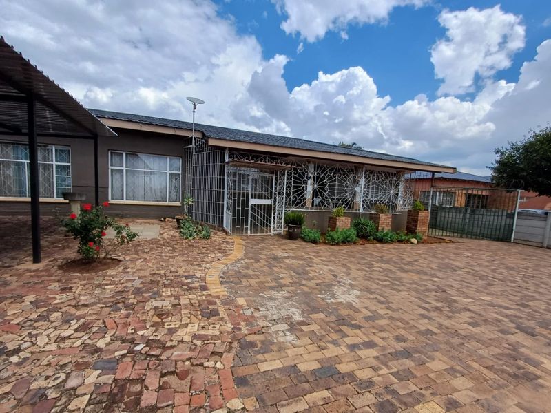 4 Bedroom house with a Flatlet - Photo 6