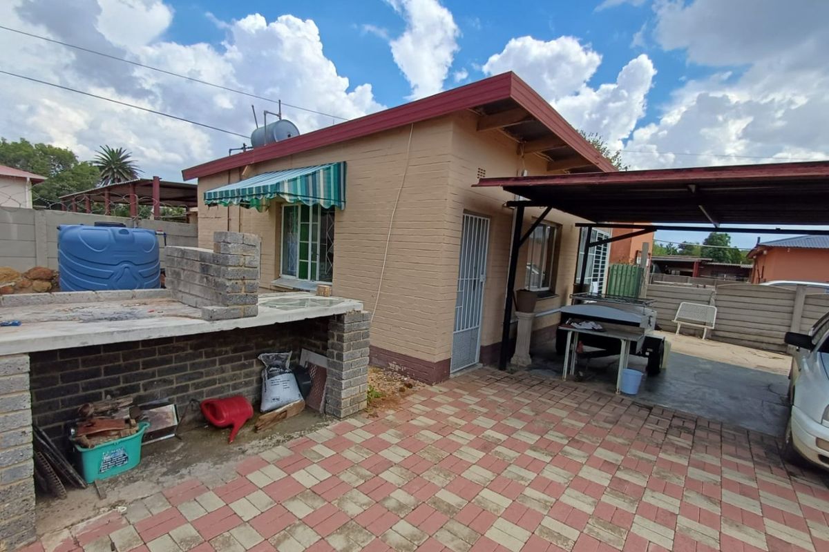 4 Bedroom house with a Flatlet - Photo 3