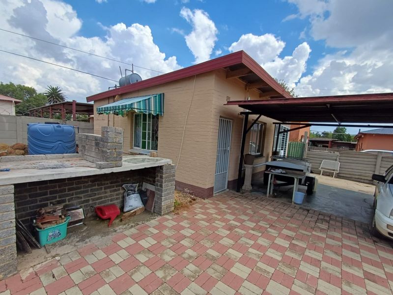 4 Bedroom house with a Flatlet - Photo 3