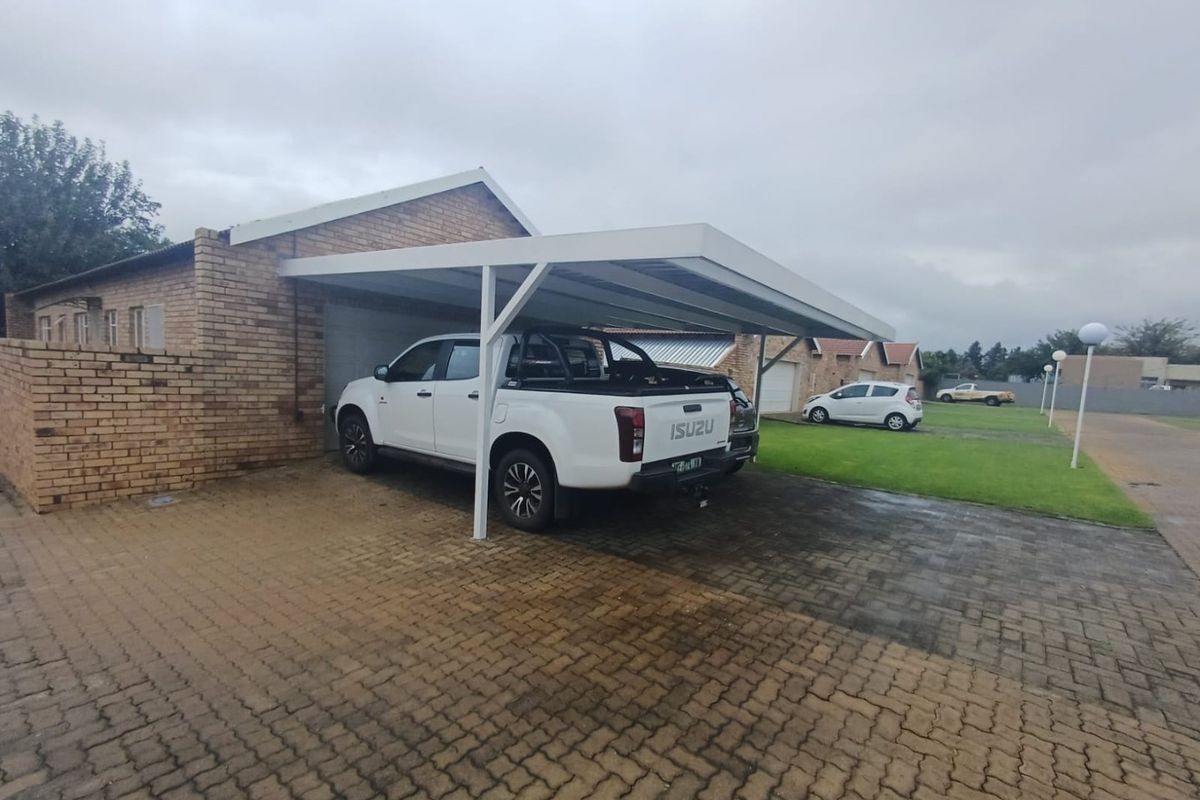 2 Bedroom Townhouse in Wilkoppies  - Photo 2