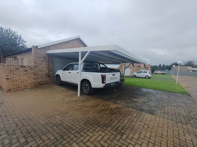 2 Bedroom Townhouse in Wilkoppies  - Photo 2