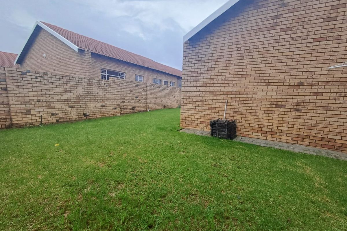 2 Bedroom Townhouse in Wilkoppies  - Photo 5