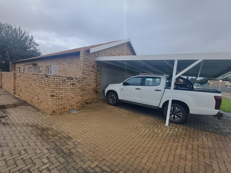 2 Bedroom Townhouse in Wilkoppies  - Photo 3