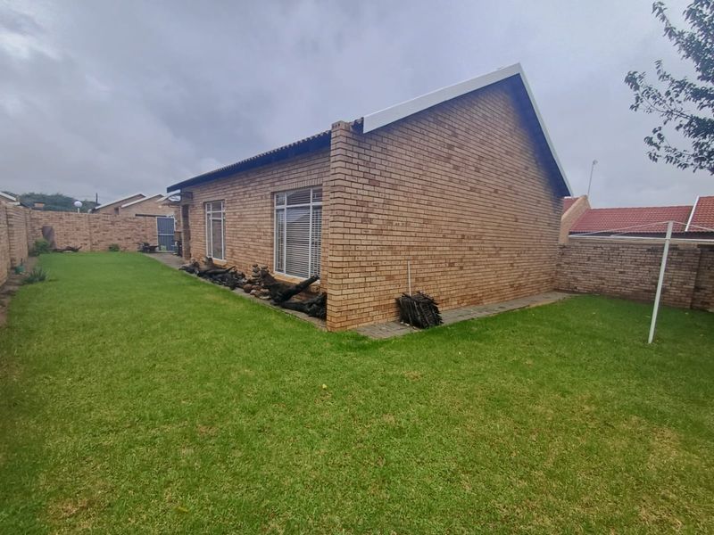 2 Bedroom Townhouse in Wilkoppies  - Photo 7