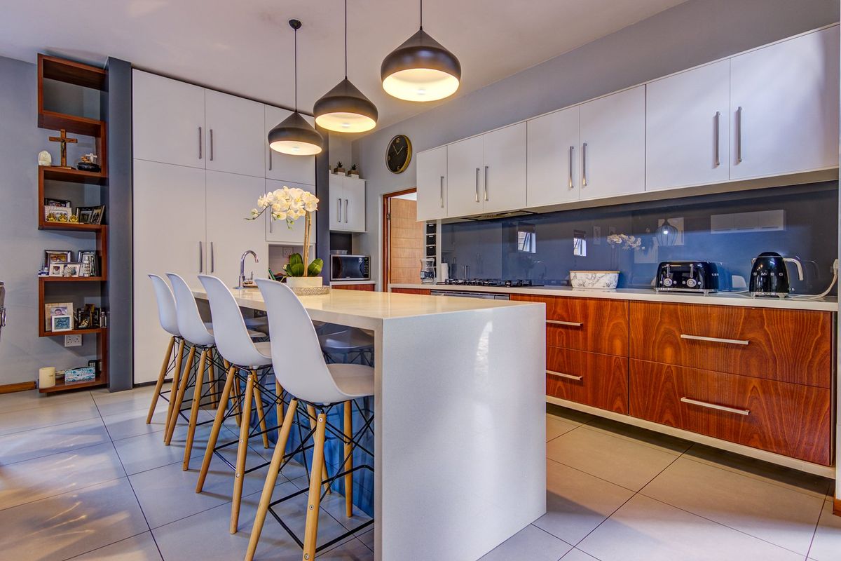 Glen Eagle Estate Family Home with Style - Photo 4