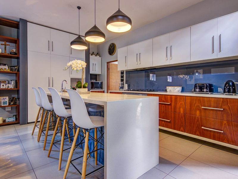 Glen Eagle Estate Family Home with Style - Photo 4