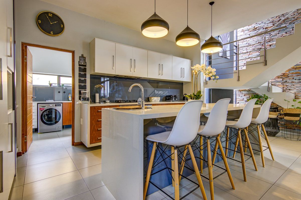 Glen Eagle Estate Family Home with Style - Photo 3