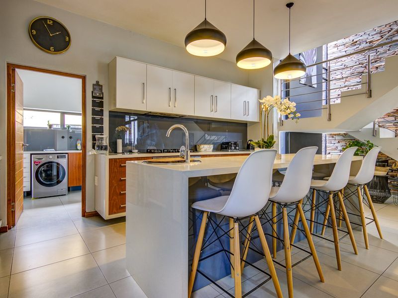 Glen Eagle Estate Family Home with Style - Photo 3