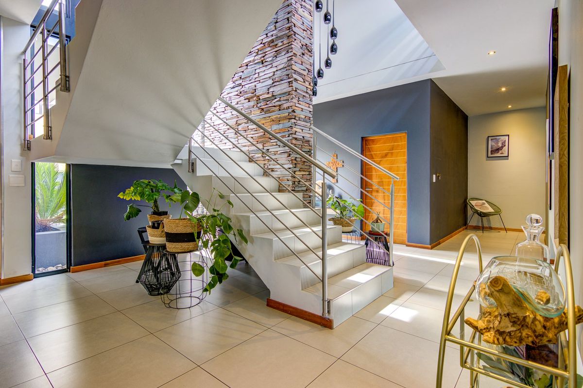 Glen Eagle Estate Family Home with Style - Photo 2