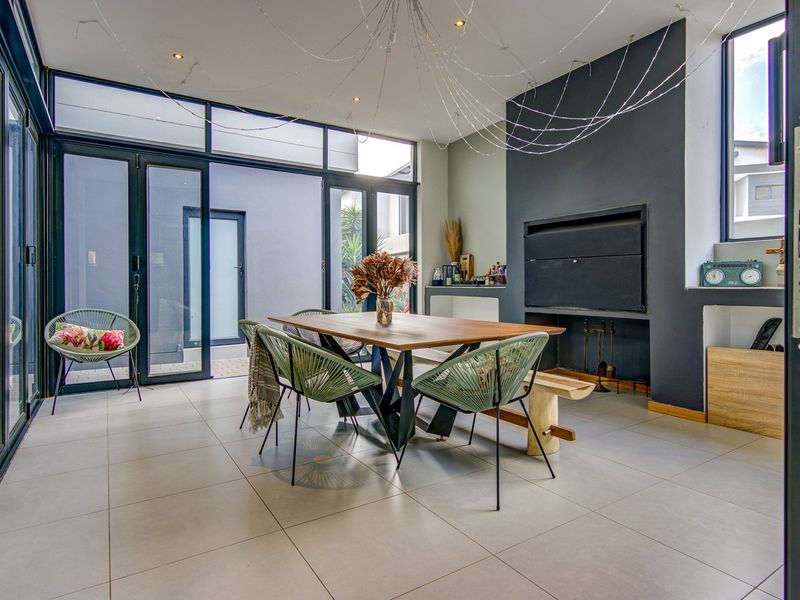 Glen Eagle Estate Family Home with Style - Photo 10