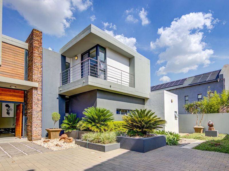 Glen Eagle Estate Family Home with Style - Photo 1