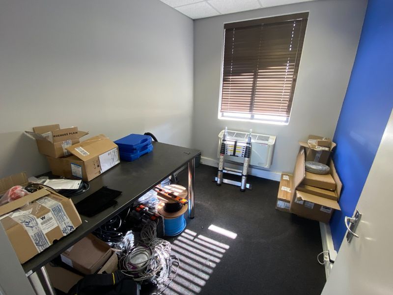 107m2 Commercial Space to Let  - Photo 8