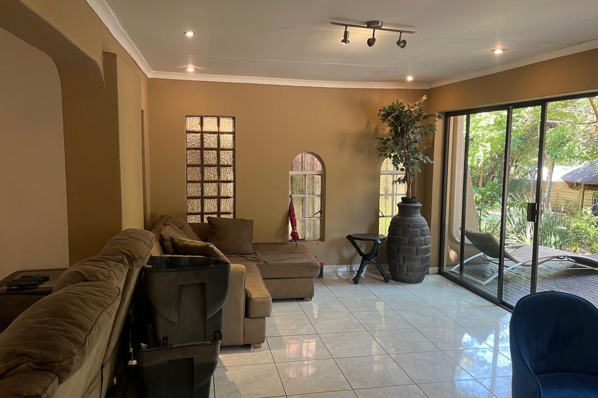 A FAMILY HOUSE WITH A LARGE STAND  - Photo 5