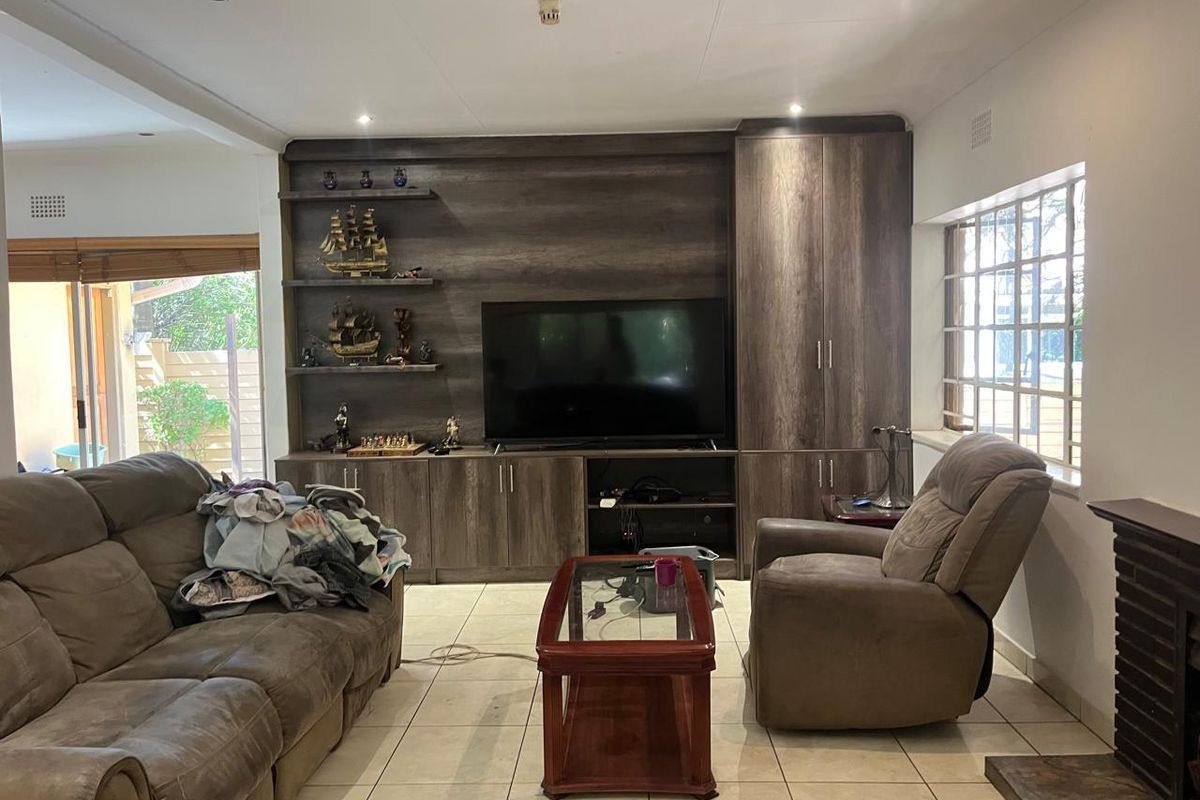 A FAMILY HOUSE WITH A LARGE STAND  - Photo 4