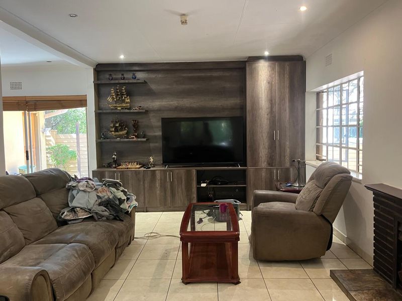 A FAMILY HOUSE WITH A LARGE STAND  - Photo 4