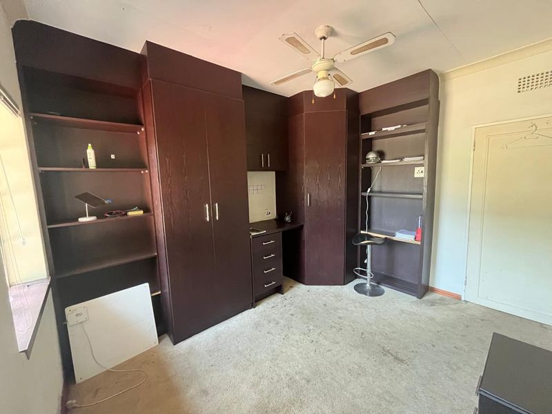 A FAMILY HOUSE WITH A LARGE STAND  - Photo 10