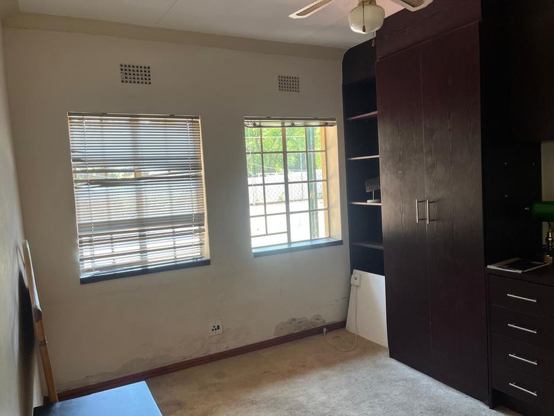 A FAMILY HOUSE WITH A LARGE STAND  - Photo 9