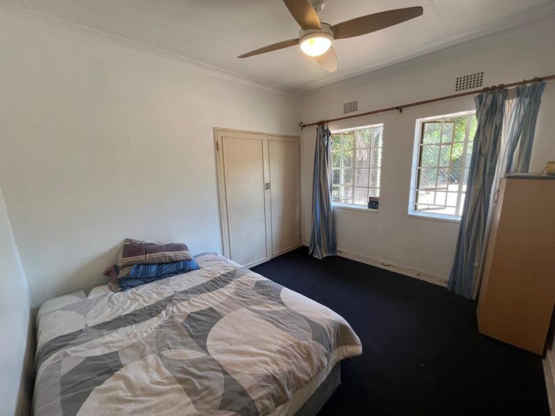 A FAMILY HOUSE WITH A LARGE STAND  - Photo 8