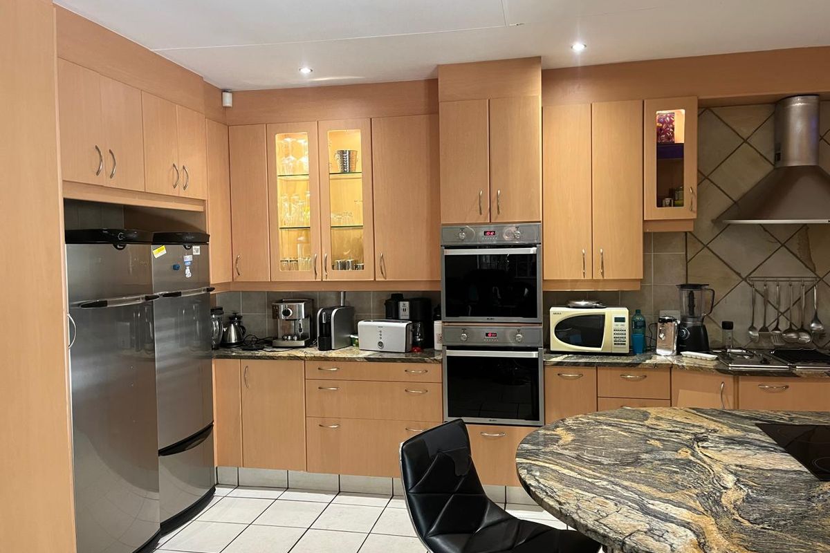 A FAMILY HOUSE WITH A LARGE STAND  - Photo 2