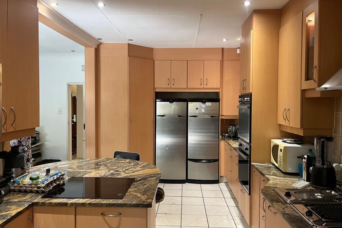 A FAMILY HOUSE WITH A LARGE STAND  - Photo 3