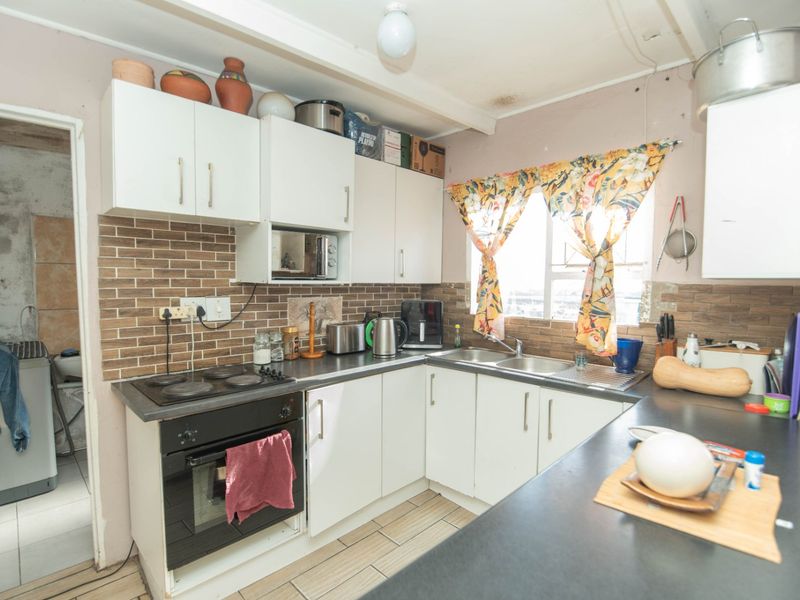 3 bedroom home in algoa park - Photo 9